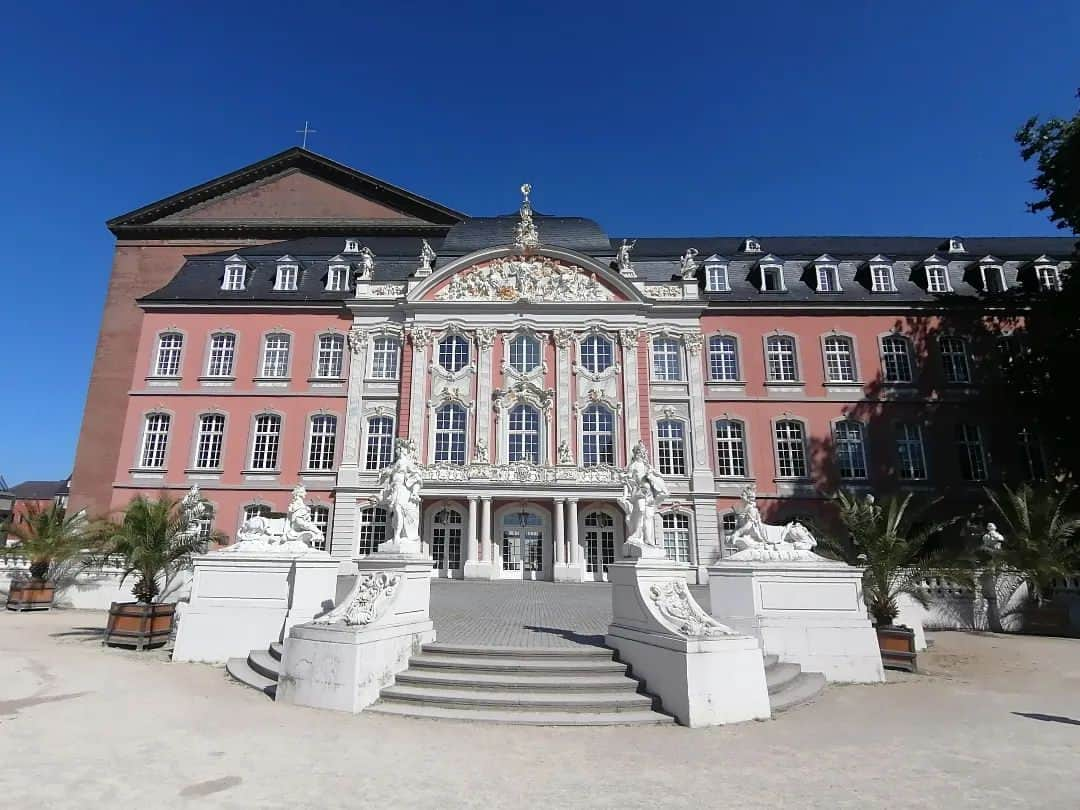 福間洸太朗さんのインスタグラム写真 - (福間洸太朗Instagram)「Souvenirs in Trier ② I could enjoy sightseeing this charming old city prior to the rehearsal.   Photo 1-3: Trierer Dom ドーム大聖堂 Photos 4, 5: Porta Nigra ポルタニグラ(黒い門) Photos 6-8: Konstantin-Basilika コンスタンティンン・バジリカ Photos 9, 10: Electoral Palace エレクトラル・パレス  #Trier #TriererDom #Portanigra #KonstantinBasilika #ElectoralPalace #トリーア」10月1日 13時25分 - kotarofsky