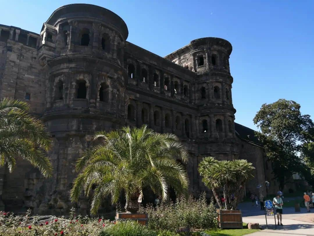 福間洸太朗さんのインスタグラム写真 - (福間洸太朗Instagram)「Souvenirs in Trier ② I could enjoy sightseeing this charming old city prior to the rehearsal.   Photo 1-3: Trierer Dom ドーム大聖堂 Photos 4, 5: Porta Nigra ポルタニグラ(黒い門) Photos 6-8: Konstantin-Basilika コンスタンティンン・バジリカ Photos 9, 10: Electoral Palace エレクトラル・パレス  #Trier #TriererDom #Portanigra #KonstantinBasilika #ElectoralPalace #トリーア」10月1日 13時25分 - kotarofsky