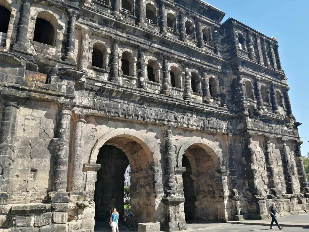 福間洸太朗さんのインスタグラム写真 - (福間洸太朗Instagram)「Souvenirs in Trier ② I could enjoy sightseeing this charming old city prior to the rehearsal.   Photo 1-3: Trierer Dom ドーム大聖堂 Photos 4, 5: Porta Nigra ポルタニグラ(黒い門) Photos 6-8: Konstantin-Basilika コンスタンティンン・バジリカ Photos 9, 10: Electoral Palace エレクトラル・パレス  #Trier #TriererDom #Portanigra #KonstantinBasilika #ElectoralPalace #トリーア」10月1日 13時25分 - kotarofsky