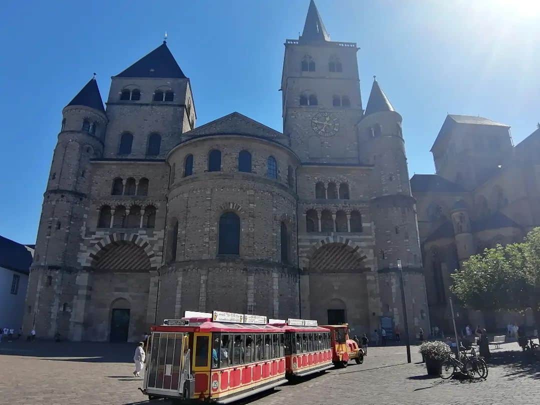 福間洸太朗のインスタグラム：「Souvenirs in Trier ② I could enjoy sightseeing this charming old city prior to the rehearsal.   Photo 1-3: Trierer Dom ドーム大聖堂 Photos 4, 5: Porta Nigra ポルタニグラ(黒い門) Photos 6-8: Konstantin-Basilika コンスタンティンン・バジリカ Photos 9, 10: Electoral Palace エレクトラル・パレス  #Trier #TriererDom #Portanigra #KonstantinBasilika #ElectoralPalace #トリーア」