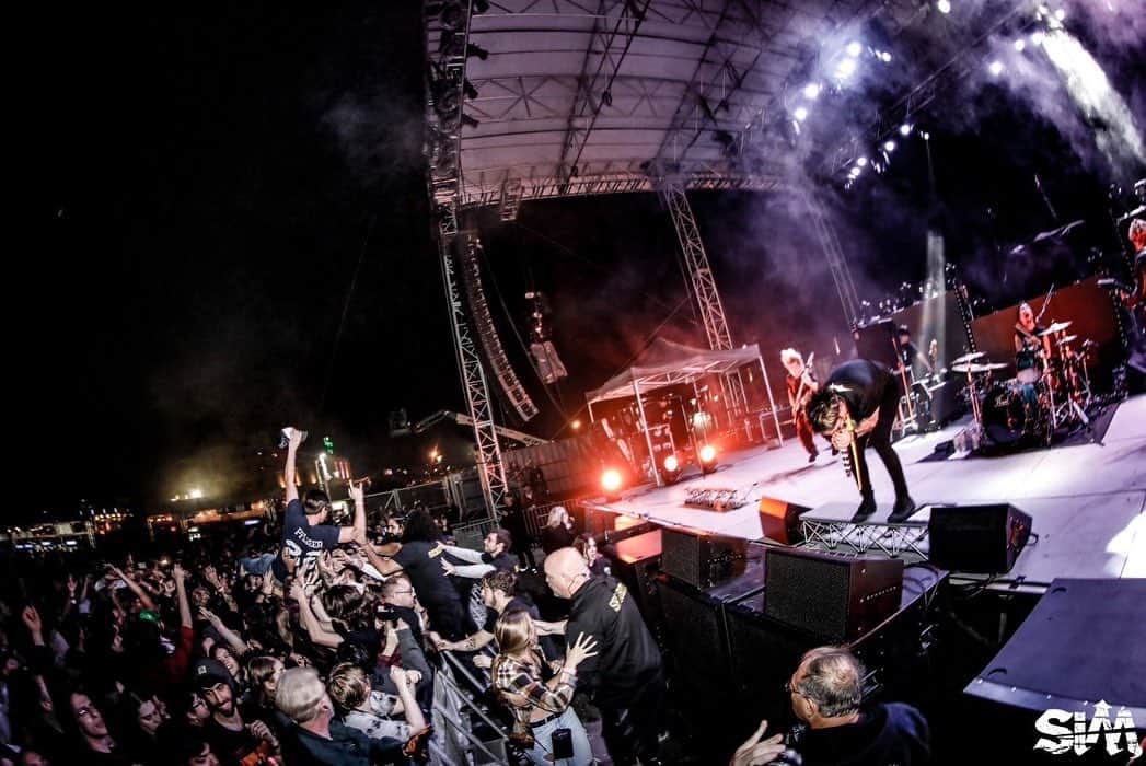 のインスタグラム：「🇺🇸Thank You Stone Pony Summer Stage and Asbury Park, NJ!!!🇺🇸  【SETLiST】 1. Get Up, Get Up 2. TxHxC 3. KiSS OF DEATH 4. GUNSHOTS 5. BASEBALL BAT 6. RED 7. The Rumbling 8. KiLLiNG ME 9. f.a.i.t.h  open.spotify.com/artist/2BM933A…  Photo by @koheisuzukiphoto   #SiMUSTOUR #JackpotJuicer」