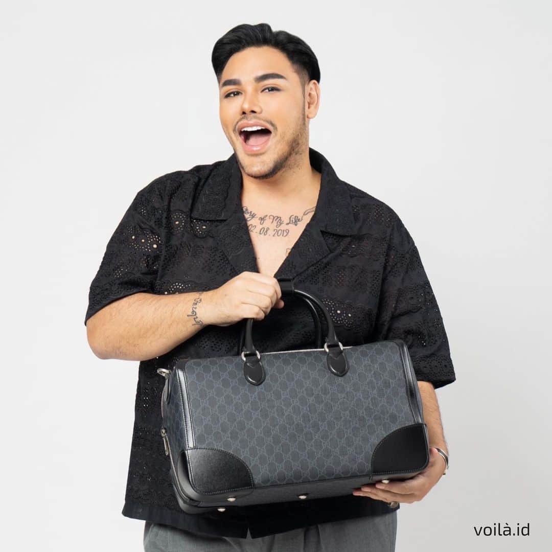 Ivan Gunawanのインスタグラム：「Designed for the modern traveler, this bag effortlessly combines luxury and versatility. Whether you're jet-setting around the world or hitting the gym, this duffle bag is your perfect companion.  Crafted with the finest GG Supreme canvas, it exudes timeless elegance while providing durability for all your adventures. The sleek black hue adds a touch of sophistication to any outfit, making you stand out wherever you go.  __ Shop now on : ⁠ 🛒 Website www.voila.id ⁠ 💬 WhatsApp +62 818 683 683」