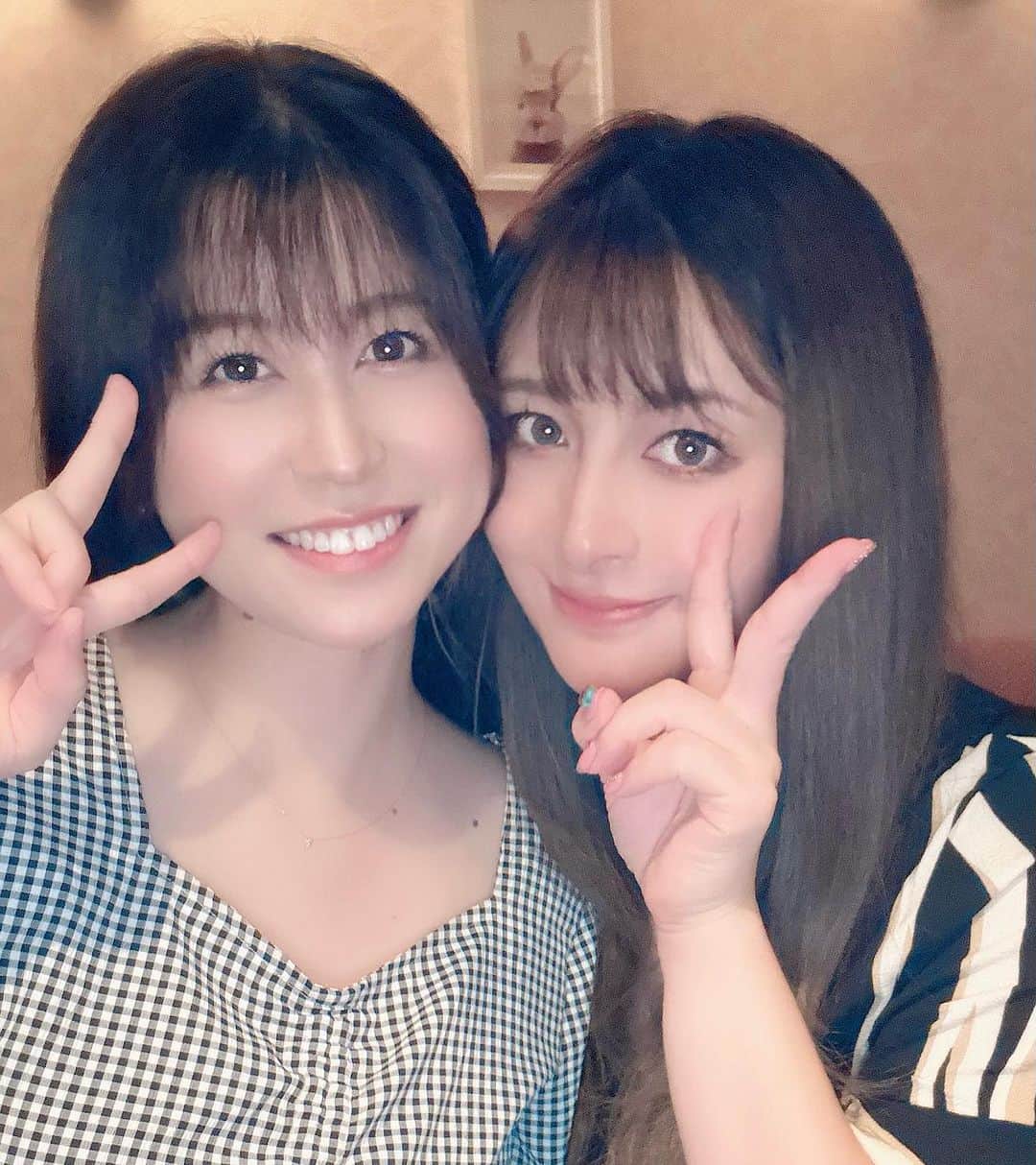 川村りかのインスタグラム：「昨日 @aili1129 がバイトに来てくれたよ🎵 そしたらたまたま連絡取ってた　@aoi_sola がスッピンでお店に来て軽いDARA会😂 たーのしかった💕 ありがとう🤍」