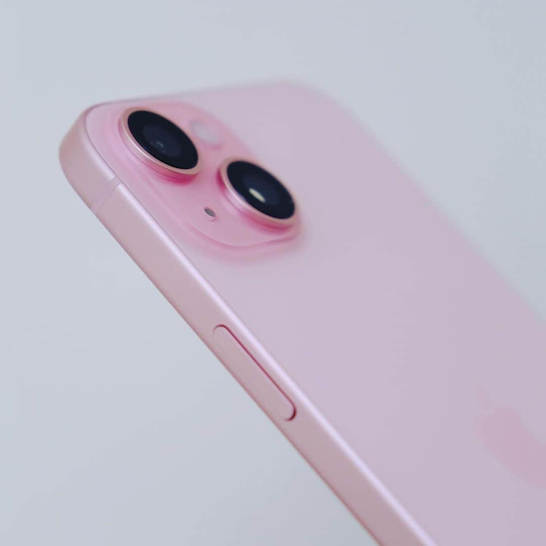 松村太郎のインスタグラム：「#iPhone15 Plus ピンク。  今年のスタンダードモデルは、カメラが4800万画素、2倍ズームもきれいに映るようになりました。今年のiPhoneはProじゃなくてもカメラはかなり満足。  そしてカラーインフューズドバックガラスは、周りの明るさや角度にによってピンク度合いが変わります。  このガラスを活かせるケースを見つけるのが苦労しそう。」