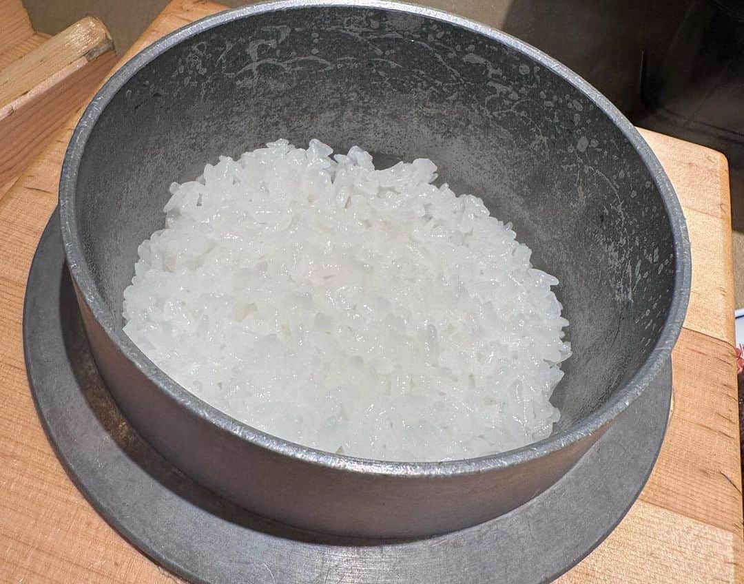 滝川かのん（三城ありさ）さんのインスタグラム写真 - (滝川かのん（三城ありさ）Instagram)「釜元はん米衛 中目黒  よくSNSなどで見掛けてたので 行ってきました✨  レアハンバーグを自分の好みで鉄板で焼いて食べるスタイルのお店。  こだわりのお米を使用しており、 個別の釜で炊いて提供しているので少し固めなお米が美味しいです。  お肉も1番少ないグラム数にしましたが、おなかいっぱい🙏 チーズはマスト。  小鉢は明太子と牛すじカレーを選びました⭐️  土曜日の開店10分前で5組くらい並んでいて、その後すぐに大行列。 15分前の時点ではまだ誰も並んでなかったです。  初回だと店員さんが色々と説明してくれるので、内容や食べ方などもわかりやすいです。  店内もオシャレで綺麗でした。 駅からも近いので行きやすいです！  カウンター席メインなので、ゆっくりと過ごしたい人よりかは効率よく食べて帰りたい人向けです🙌  #中目黒 #中目黒グルメ  #中目黒ランチ  #釜元はん米衛  #釜元はん米衛中目黒店  #鉄板ハンバーグ #ハンバーグ #レアハンバーグ #釜炊きご飯  #お米マイスター  #グルメ #グルメ好きな人と繋がりたい  #グルメ女子  #グルメスタグラム  #東京グルメ  #グルメインスタグラマー  #グルメインフルエンサー  #食べることが好きな人と繋がりたい  #食べるの大好き  #美味しいもの好きな人と繋がりたい  #美味しいもの大好き  #おすすめのお店教えてください  #ごちそうさまでした」10月1日 13時28分 - sanjyo_arisa