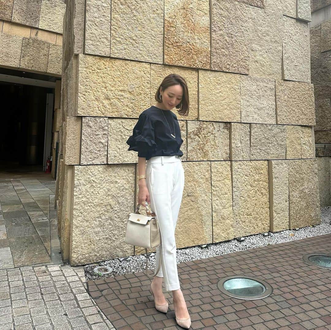 のインスタグラム：「ジュエリーの打ち合わせへ。 以前にインスタライブでみなさんにたくさんご意見をいただけたので、反映させながら良いものができそうです😄 この日は第一弾の発売デザインが決定！ もう一度最終サンプルチェックをして、みなさまにお知らせが出来そうです😊  この時のコーデ。 少し前にだいぶ大掛かりな断捨離をしたので、クローゼットがスカスカ🥹こんなのめずらしい…🥹 秋冬のお洋服、ちょっと新鮮な感じに追加したいなー たくさんお店をまわる時間はなかなか捻出できないので、プチプラ系とちょっといいもの系、まずはネットでチェックしてみよ。  top @unitedarrows_official #unitedarrows #ユナイテッドアローズ bottom @plst #plst #プラステ  shoes @sergiorossi #sergiorossi#セルジオロッシ bag @hermes  #coordinate#fashion#outfit#ootd#instafashion#コーデ#コーディネート#ファッション」