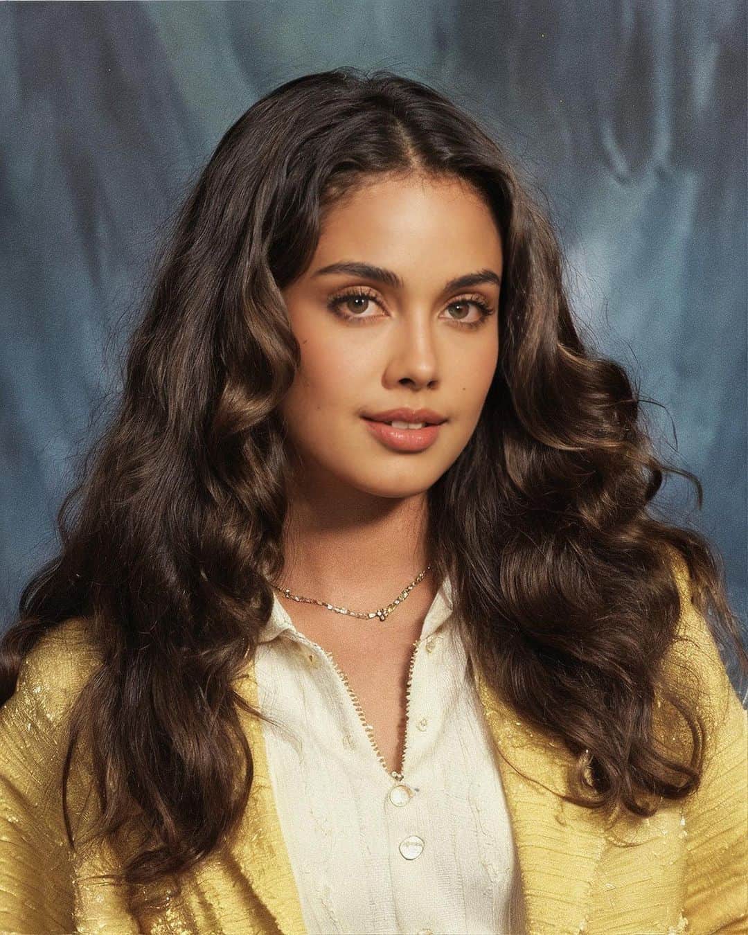 ミーガン・ヤングのインスタグラム：「I had really curly hair in high school. Similar to the first photo but I just didn’t know how to take care of it. It never went back to being curly - parang may slight wave nalang yung buhok ko. As in one wave hahahaha 😆」