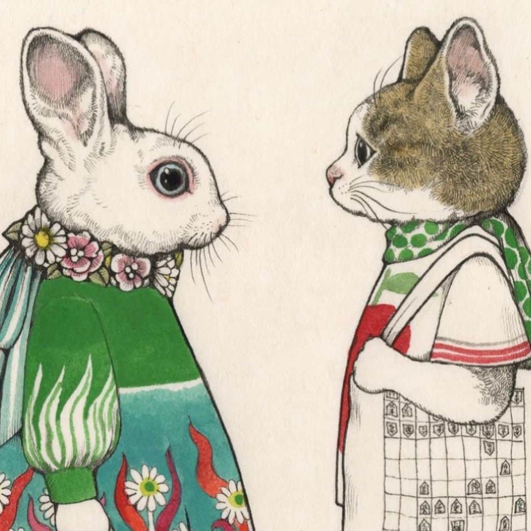 ヒグチユウコのインスタグラム：「🐈❤️🐇 追記あり  お知らせ！ 将棋会館の新設のためのクラウドファンディングに参加しました。  思い起こせば羽生さん夫妻にはたくさんお世話になっております。 ここで少しでもおかえしができると頑張りました。  そこで…将棋界のスター⭐️ #羽生善治九段 と　#藤井聡太竜王名人 に絵をいきなり描かせる荒技を披露しました。  じんちくむがい(羽生先生) パイナップル星からの使者(藤井先生) ともにご自身で命名していただきました。  お二方の描いた絵を元に描きおこしたものをパーカーのバックプリントにしてます。 まだどれもデータのみなのでわかりにくいですがかなりパキッとプリントできるように頑張りますね  帯などもあるのでお楽しみに！ 買って応援…ぜひ将棋ファンの皆様よろしくお願いします。  追記⭐️シャツやトレーナー、その他のサイズなど追ってクラファンサイトに掲載できるよう準備しております。 少しお待ちを。 遅くなりすみません！  以下将棋連盟のアカウントより拝借↓ 【第５期開始！】 新・将棋会館建設クラウドファンディング第5期が本日午前10時より開始となりました。 画家ヒグチユウコさんとのコラボを始め、多くの返礼品をご用意させていただきました。 今期もご支援のほどをよろしくお願い致します。」