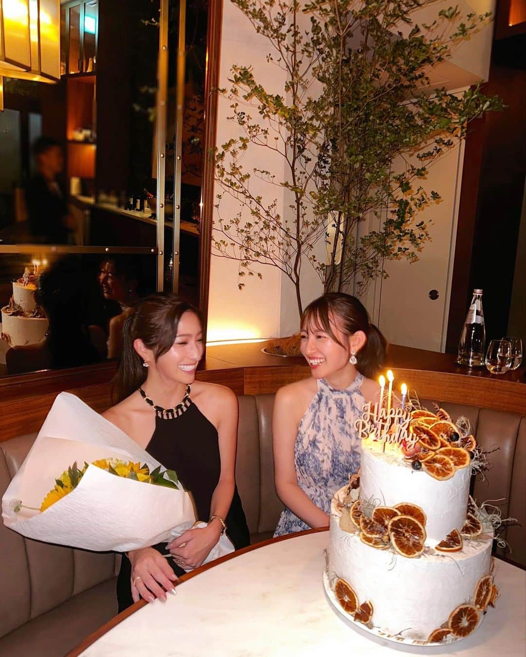 下田奈奈さんのインスタグラム写真 - (下田奈奈Instagram)「🎂💐  先日みずきちゃんのお誕生日を エディション虎ノ門1Fに入ってる @scarpettatokyo でお祝い🥂  毎年みずきちゃんに盛大にお祝いしてもらってるので 今年こそはと私もずっと気になってた レストランを張り切って予約🍴  雰囲気もお料理も想像以上に素敵…🤭 間違いなく女子が好きな空間。 特にパスタがもモチモチで最高でした🍝  デザートのタイミングではお祝い用の クレーケーキを出していただけます👏🏻 大きくて可愛くてサプライズ感満載で みずきちゃんにも喜んでもらえて良かった🎂  新たなオススメレストランを発見✍🏻  みずきちゃんとはランチが多いから 珍しく夜ゆっくりお酒飲みながら 色々話せてとっても楽しかった〜💞 改めておめでとう〜〜☺️  👗 @_estella.k_ 偶然にも二人とも同じブランドのドレス🤭 ここのドレス可愛いよね〜と意気投合しました🩵  📍 Scarpetta Tokyo 050-5589-9945 東京都港区虎ノ門4-1-1 神谷町トラストタワー 1F  #誕生日プレート #誕生日サプライズ #scarpettatokyo #スカルペッタ東京 #editiontoranomon #女子会ディナー #サプライズバースデー #お祝いプレート #お祝いディナー」10月1日 13時44分 - shimodanana