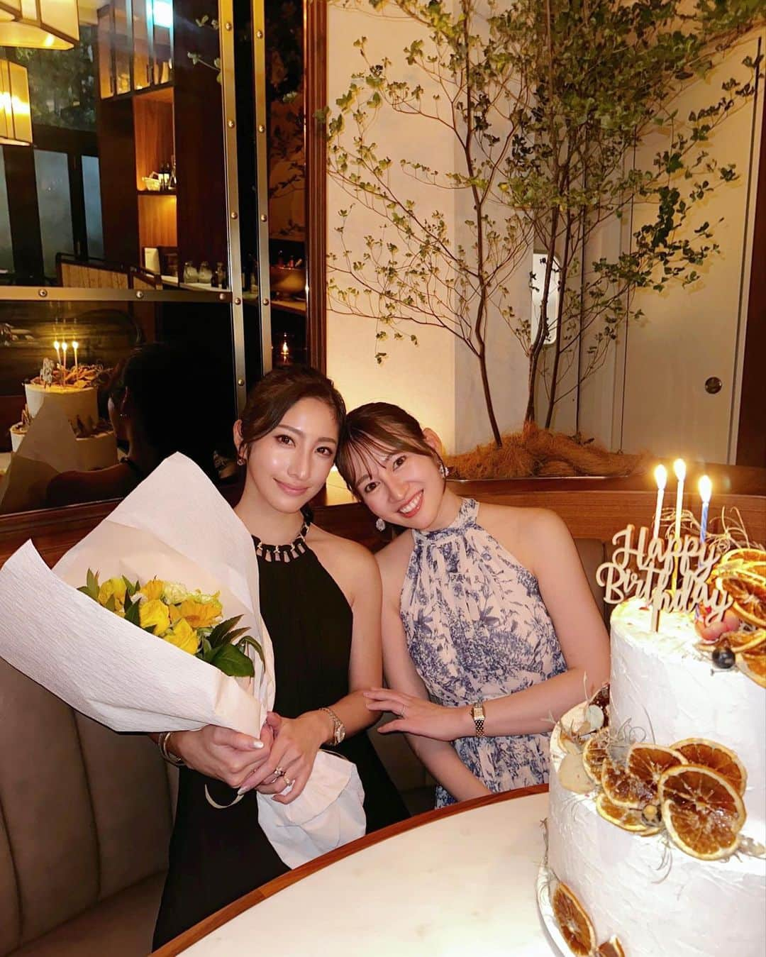 下田奈奈のインスタグラム：「🎂💐  先日みずきちゃんのお誕生日を エディション虎ノ門1Fに入ってる @scarpettatokyo でお祝い🥂  毎年みずきちゃんに盛大にお祝いしてもらってるので 今年こそはと私もずっと気になってた レストランを張り切って予約🍴  雰囲気もお料理も想像以上に素敵…🤭 間違いなく女子が好きな空間。 特にパスタがもモチモチで最高でした🍝  デザートのタイミングではお祝い用の クレーケーキを出していただけます👏🏻 大きくて可愛くてサプライズ感満載で みずきちゃんにも喜んでもらえて良かった🎂  新たなオススメレストランを発見✍🏻  みずきちゃんとはランチが多いから 珍しく夜ゆっくりお酒飲みながら 色々話せてとっても楽しかった〜💞 改めておめでとう〜〜☺️  👗 @_estella.k_ 偶然にも二人とも同じブランドのドレス🤭 ここのドレス可愛いよね〜と意気投合しました🩵  📍 Scarpetta Tokyo 050-5589-9945 東京都港区虎ノ門4-1-1 神谷町トラストタワー 1F  #誕生日プレート #誕生日サプライズ #scarpettatokyo #スカルペッタ東京 #editiontoranomon #女子会ディナー #サプライズバースデー #お祝いプレート #お祝いディナー」