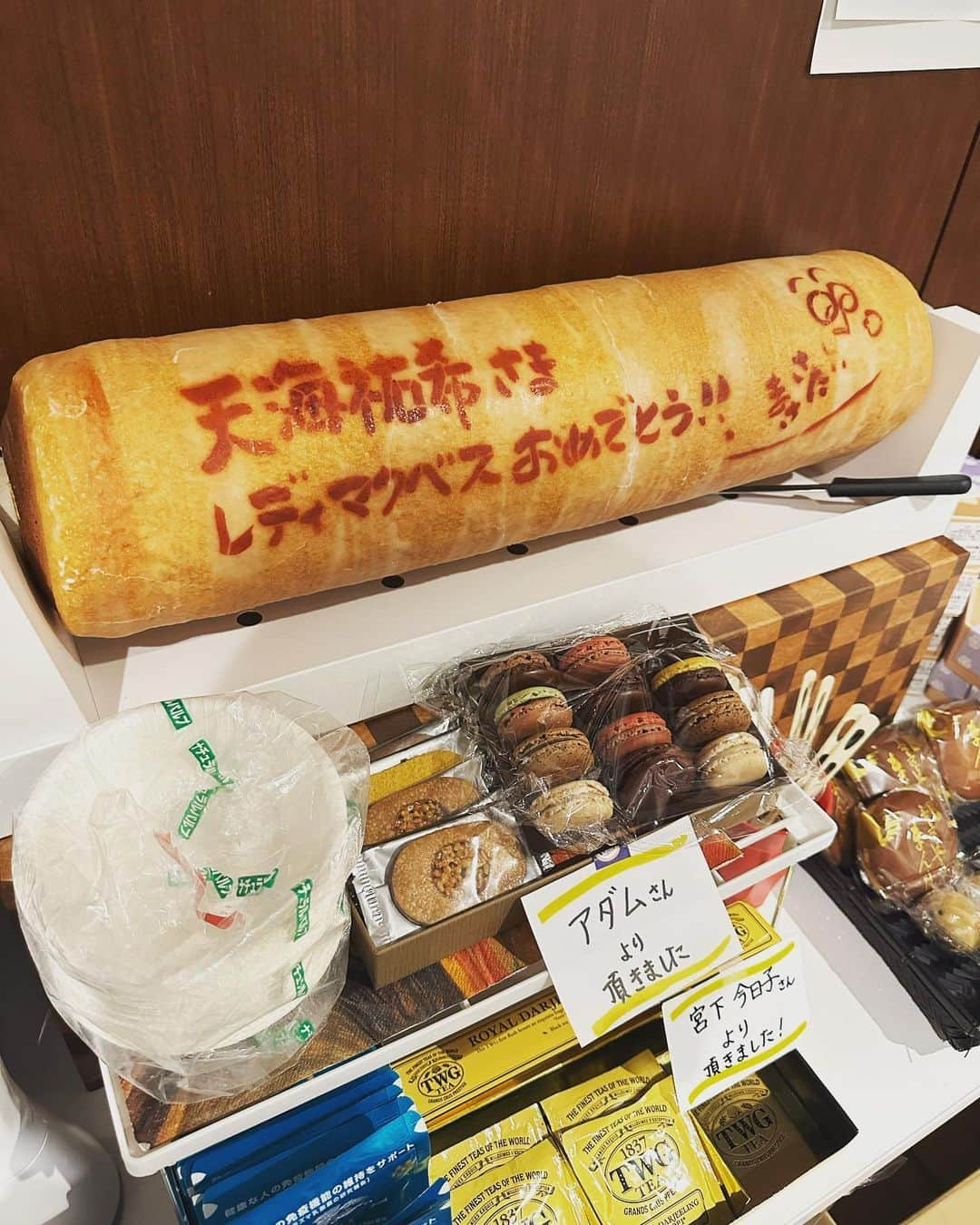 要潤さんのインスタグラム写真 - (要潤Instagram)「ついに初日を迎えました🎉  舞台「レイディマクベス」😊  心強い先輩に暖簾を頂きまして この偉大な名前を背中に感じながら 恥じる事のないよう演じたいと思います👏  舞台の初日って なんかお祭りみたいで色んな人からいっぱいお土産もらって楽屋が 華やかで🤩  これが舞台かぁー！って実感してます🤣  とりあえずあと1時間半くらいで幕が開くので 集中します🧘‍♀️  皆さん宜しくお願いします‼️」10月1日 13時39分 - jun_kaname_official