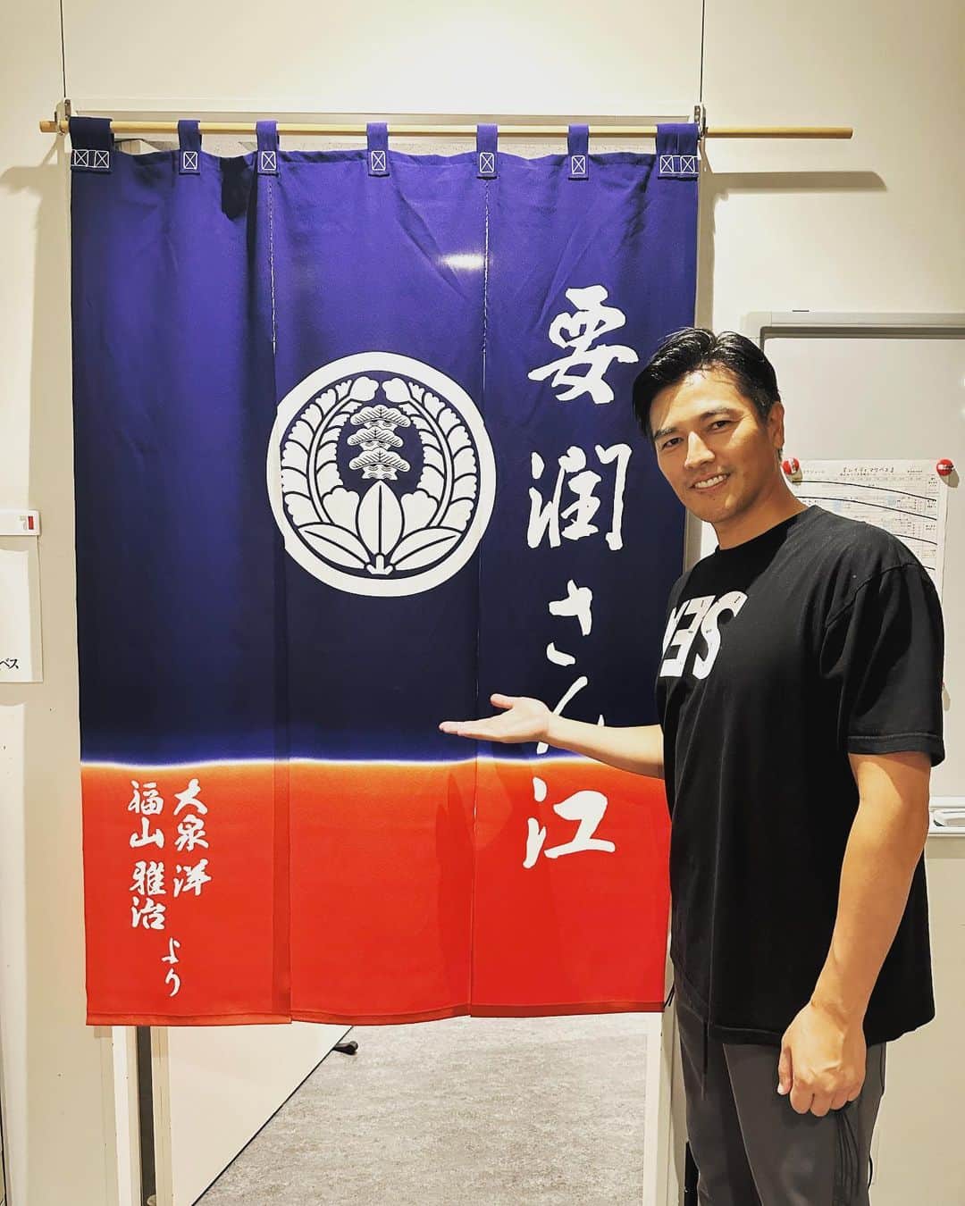 要潤のインスタグラム：「ついに初日を迎えました🎉  舞台「レイディマクベス」😊  心強い先輩に暖簾を頂きまして この偉大な名前を背中に感じながら 恥じる事のないよう演じたいと思います👏  舞台の初日って なんかお祭りみたいで色んな人からいっぱいお土産もらって楽屋が 華やかで🤩  これが舞台かぁー！って実感してます🤣  とりあえずあと1時間半くらいで幕が開くので 集中します🧘‍♀️  皆さん宜しくお願いします‼️」