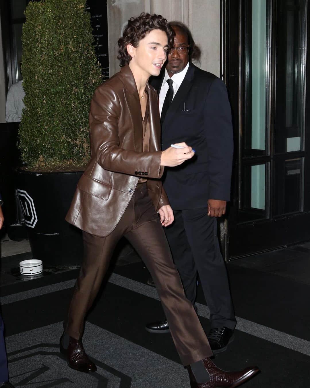 Just Jaredさんのインスタグラム写真 - (Just JaredInstagram)「Timothee Chalamet looked dapper in a brown Tom Ford suit while leaving a New York City hotel on Saturday night. More photos on JustJared.com! #TimotheeChalamet Photos: Splash」10月1日 13時41分 - justjared