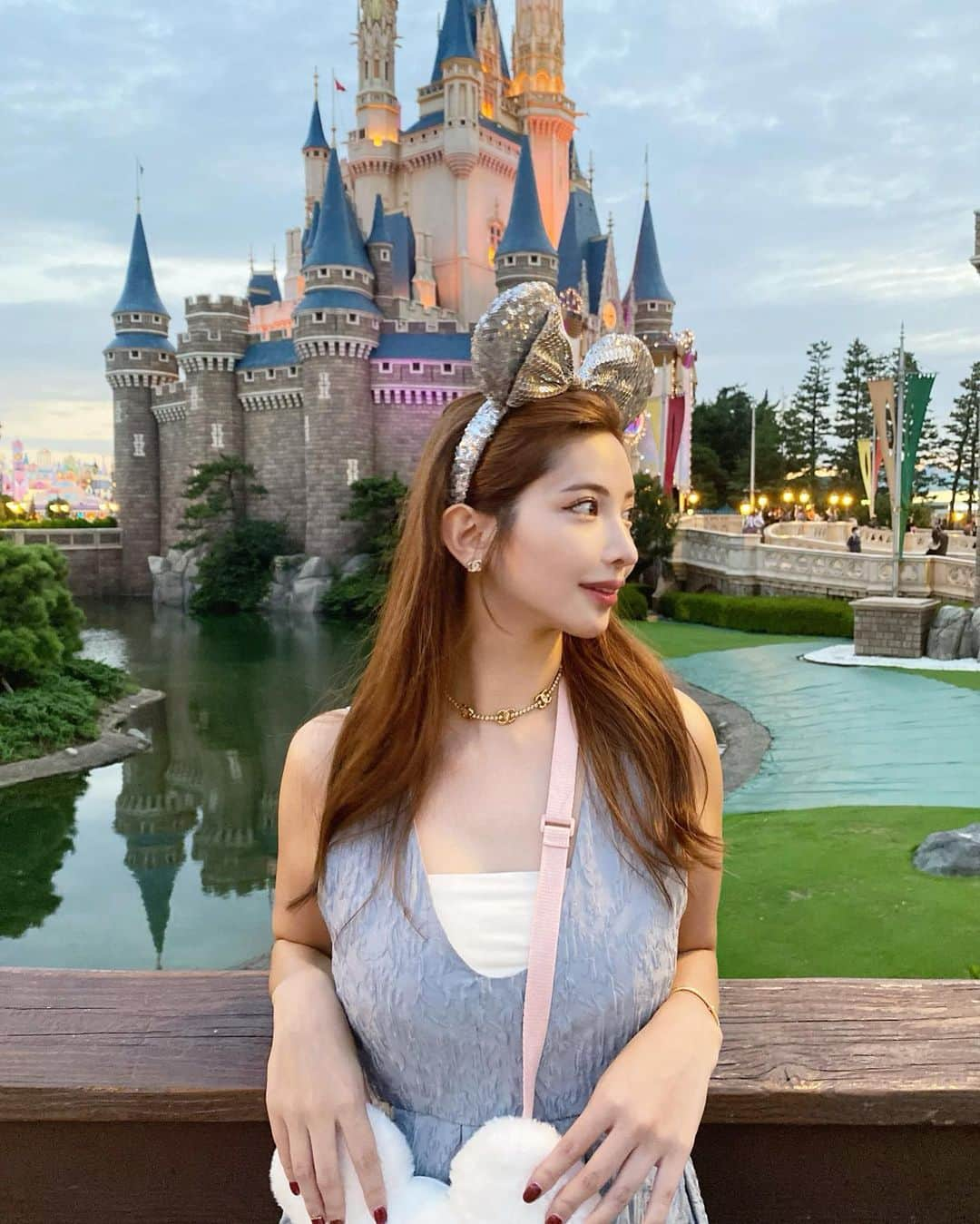 尾﨑美紀のインスタグラム：「🏰🎠🪄🐭🎀🩷 次はディズニーシーに行きたい🌏🧜🏻‍♀️ 今日から10月！2023年も最後まで駆け抜けよう〜〜🩷」