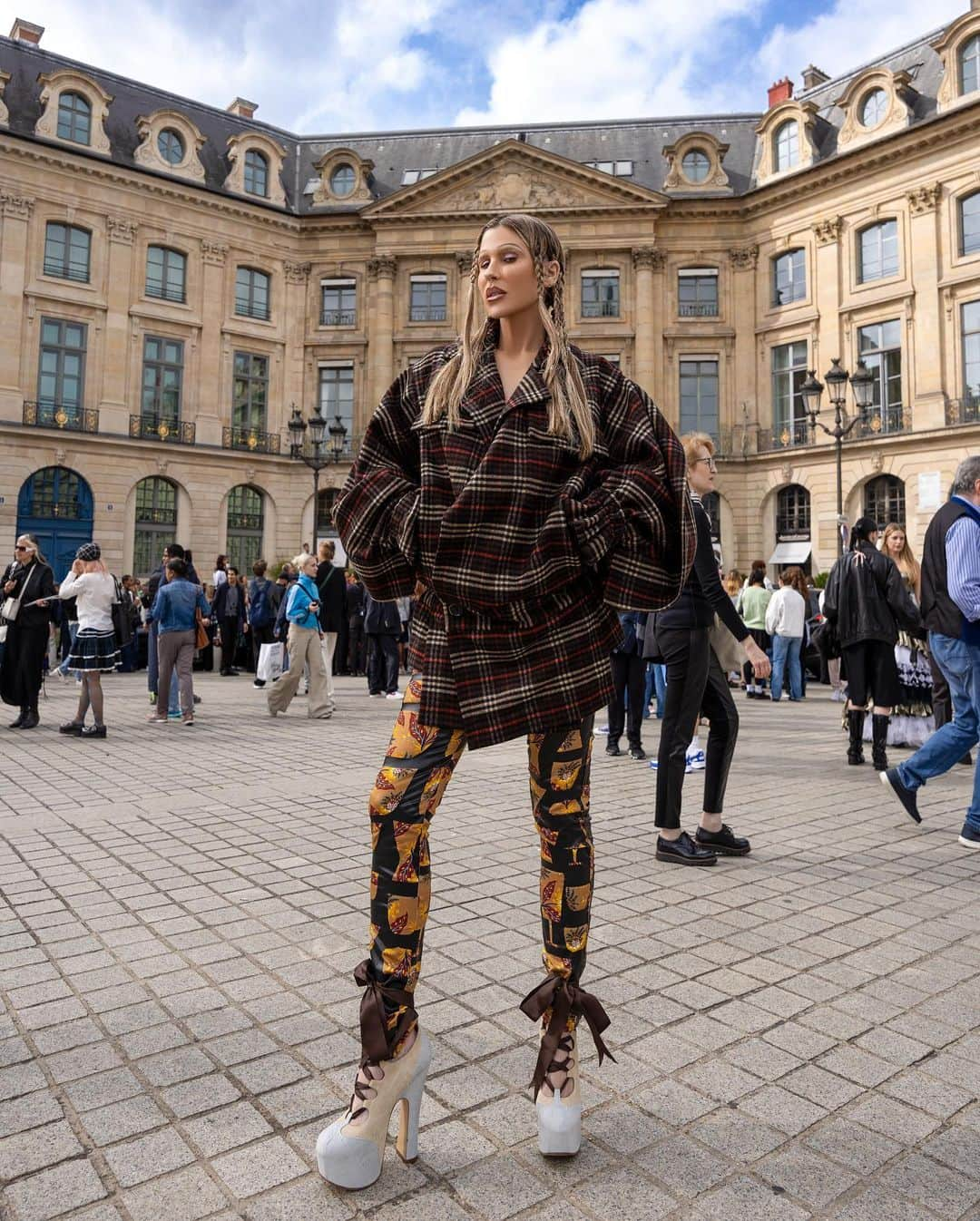 ジェニファー・グレースのインスタグラム：「Thank you for having me today @viviennewestwood and dressing me in this incredible look from your fall ‘23 collection. Glam by @brich_beauty @maccosmetics @maccosmeticsfrance ❤️」