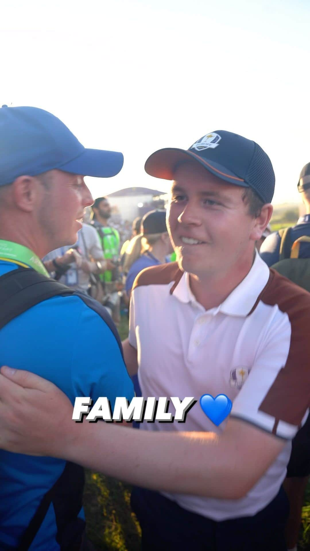 ロバート・マッキンタイアのインスタグラム：「Family first @robertmacintyre 💙 #TeamEurope | #RyderCup」