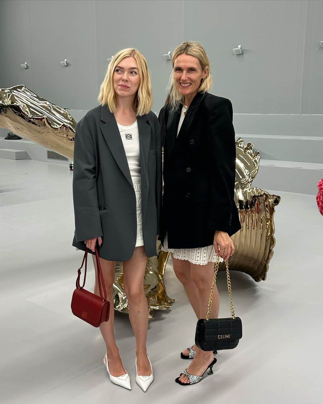 のインスタグラム：「Highlights fra modeugen i Paris part 2: 1. @josephineaarkrogh og @cecilie_elle efter @loewe show 2. Mikronederdel hos @magdabutrym  3. Showroomvisit hos @chloe  4. Souvenirshopping hos @chanel  5. Tofarvede jeans fra @thefrankieshop   6. Frokostpause med @celine på @localino  7. Finale hos @victoriabeckham 8. Vores nye foretrukne Paris-transport  9. Middag med @_anni_lu_ på @restaurantderriere」