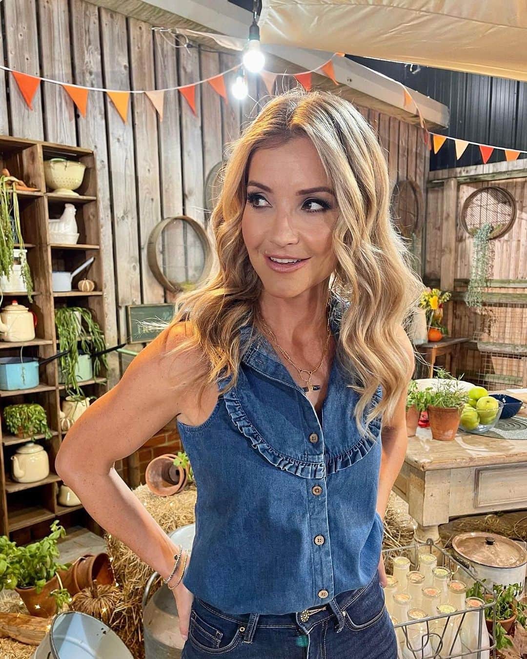 ヘレン・スケルトンのインスタグラム：「Autumn outfits via @annabelkermanstylist …. Borrowed, bought and recycled.. For those asking…  Denim @wyselondon  Tartan jacket boden Boots @asralondon  Shirt @tomorrowdenim  Jacket and boots @marksandspencer  Jumpsuit @mintvelvet  Borrowed and bought.  Face @hollylouisehmua  #autumn #workwear #clothes」