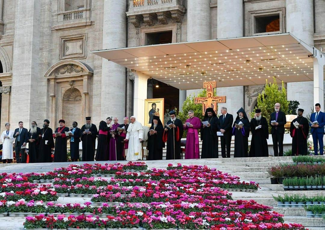 フランシスコ（ローマ教皇）のインスタグラム：「EN: Silence is essential for the journey of Christian unity: silence that is prayer enables us to accept the gift of unity as Christ wills it, by the means He chooses, not as the fruit of our own efforts and according to purely human criteria.    PT: O silêncio é essencial no caminho da unidade dos cristãos: o silêncio feito oração permite-nos acolher o dom da unidade como Cristo quer, com os meios que Ele quer, não como fruto independente dos nossos esforços e segundo critérios puramente humanos.   ES: El silencio es esencial en el camino de unidad de los cristianos: el silencio hecho oración nos permite acoger el don de la unidad como Cristo la quiere, con los medios que Él quiere, no como fruto autónomo de nuestros propios esfuerzos y según criterios puramente humanos.    IT: Il silenzio è essenziale nel cammino di unità dei cristiani: il silenzio fatto preghiera ci permette di accogliere il dono dell’unità come Cristo la vuole, con i mezzi che Lui vuole, non come frutto autonomo dei nostri sforzi e secondo criteri puramente umani.   FR: Le silence est essentiel sur le chemin de l'unité des chrétiens: le silence fait de prière nous permet d'accueillir le don de l'unité comme le Christ le veut, avec les moyens qu'Il veut, et non comme le fruit autonome de nos propres efforts et selon des critères purement humains.   DE: Stille ist wesentlich für die Einheit der Christen. Die zum Gebet gewordene Stille ermöglicht es uns, die Gabe der Einheit so anzunehmen, wie Christus sie will, mit den Mitteln, die er will, nicht als eigenständige Frucht unserer Bemühungen und nach rein menschlichen Kriterien.」