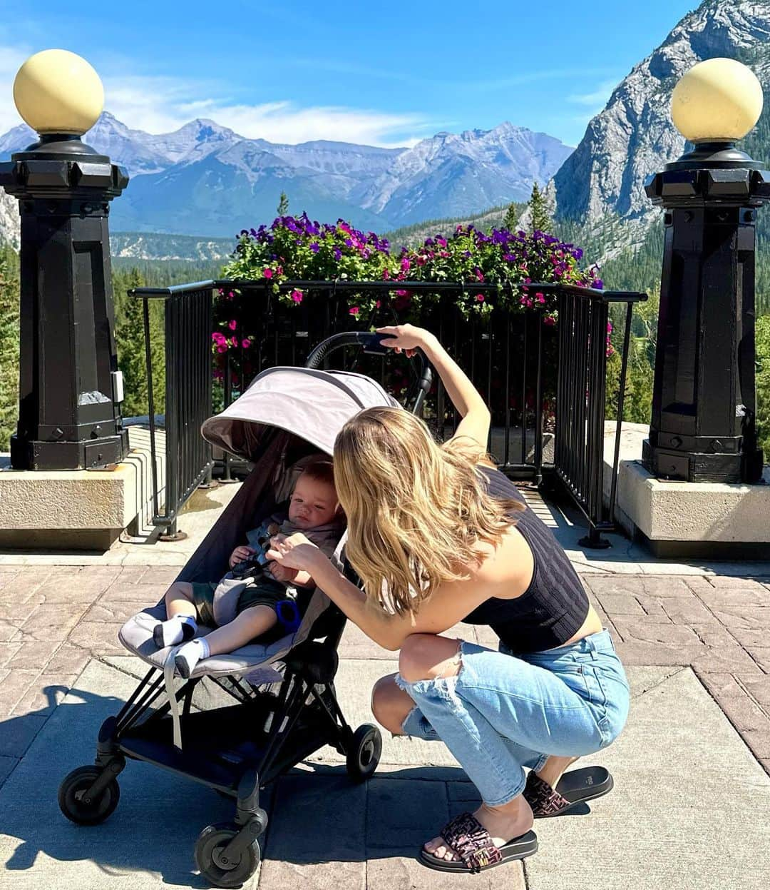 ダニエル・クヌッドソンのインスタグラム：「🇨🇦🇨🇦🇨🇦 Home sweet home,  Parent tip 💁🏼‍♀️Lightweight strollers when traveling is a game changer 🙌🏼  @cybex_usa.」