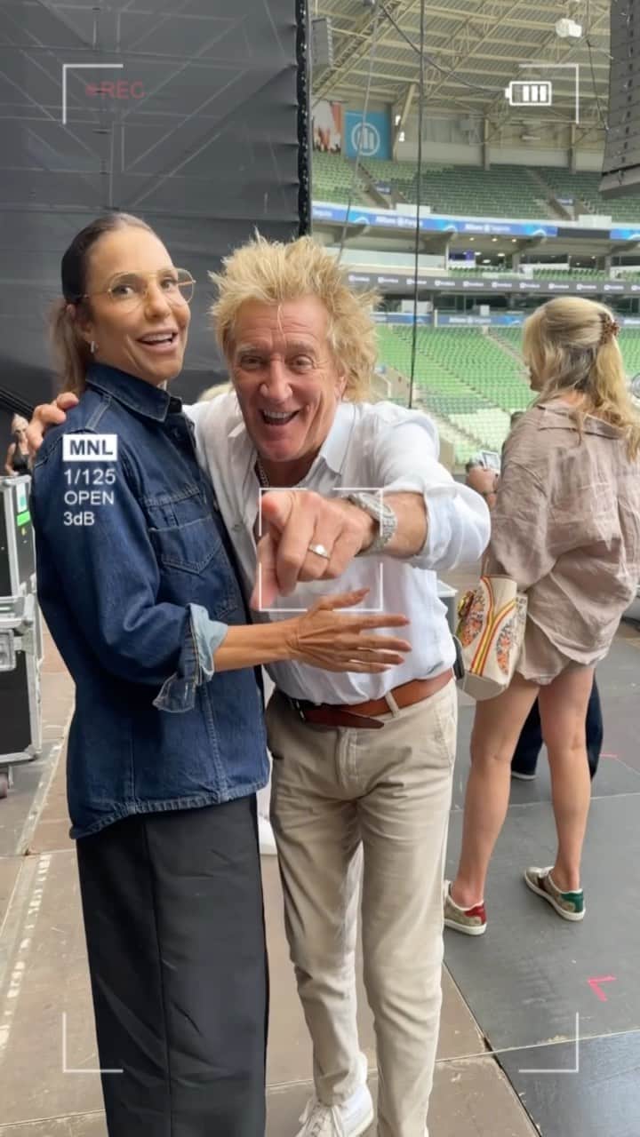 イヴェッチ・サンガロのインスタグラム：「Bastidores com @sirrodstewart ❤️ #LegendsInConcert  Soundcheck with @sirrodstewart ❤️ #LegendsInConcert」
