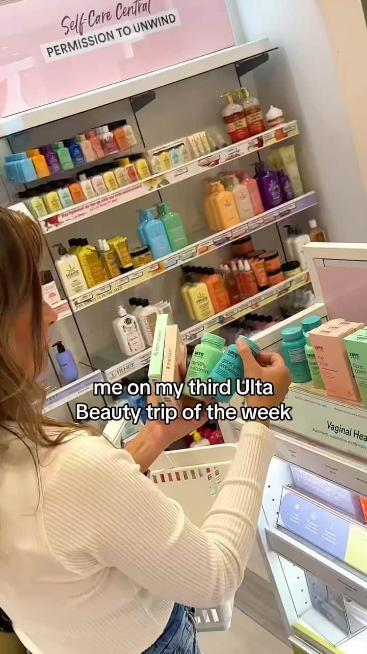 ロー・ボスワースのインスタグラム：「brb running to @ultabeauty to shop @lovewellness 25% off during the final hours of fall haul! 🏃‍♀️🛍️」