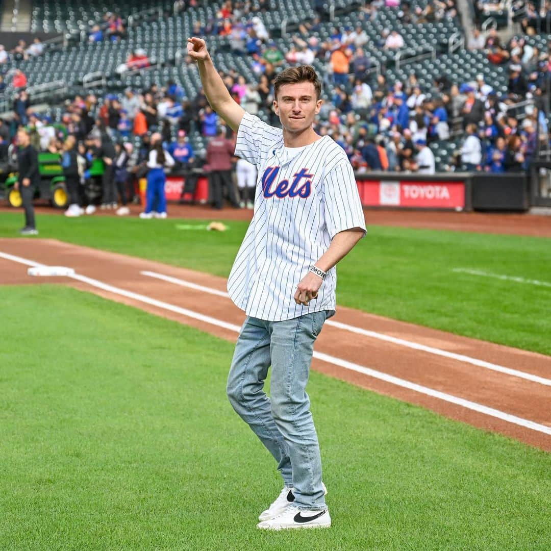 ニューヨーク・メッツさんのインスタグラム写真 - (ニューヨーク・メッツInstagram)「First pitch from @trevorwallace 🤩」10月1日 5時34分 - mets