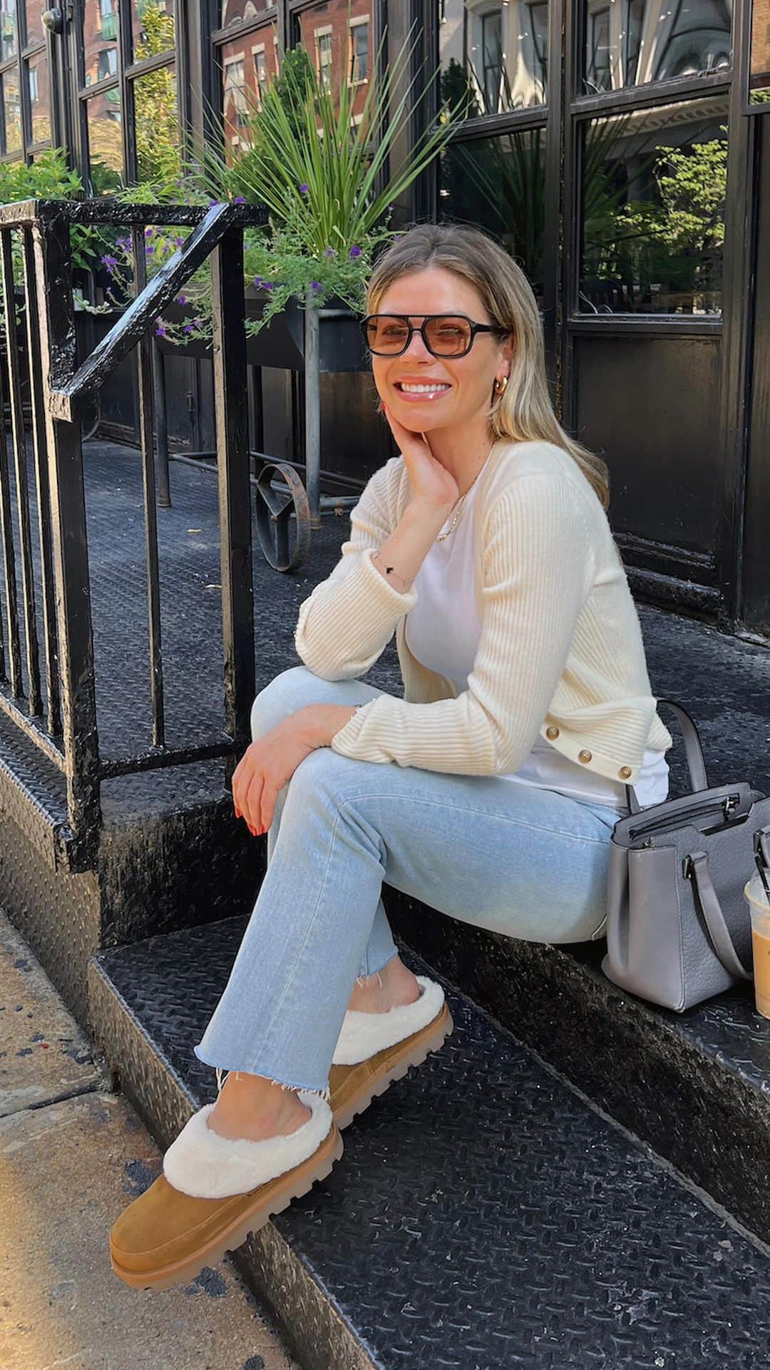 クーラブラのインスタグラム：「@gilliandelzotto's take on the Tizzey? Absolute perfection 💅 Slide into Gillian's fresh perspective on this new fave.  #Koolaburra #influencerstyle」