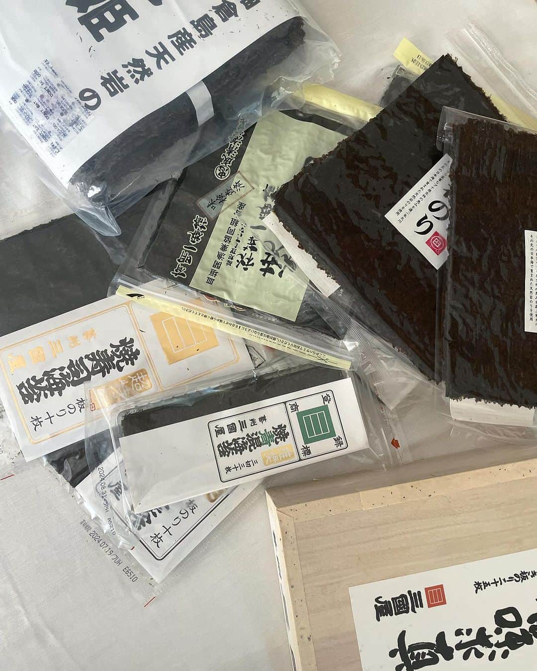 のインスタグラム：「ちょいと前の【 海苔の会 】 ◼️◼️◼️ ◼️◼️◼️ ◼️◼️◼️  海苔好きが、自慢の海苔を持参し、海苔を食べ比べるという趣向の会。 実は海苔は買うっていうより、いただきモノ、って感覚だったワタクシ  奥深き海苔に感動！ 海苔好きたちの愛に感動！ 海苔の美味しさに感動！  ってわけで、結果、どれも甲乙つけ難く、、ってか、どれもメッポウ美味しくて判定不能🤪💘  中でも、まほさん 持参の「鬼姫」ってのは、 輪島 舳倉島の海女さん手摘みの岩海苔を板状にしてるから、厚みも香りも歯ごたえもワイルド‼️炙るとサクサクって😳ちなみに炙らないと噛みきれないのですよ。なかなかに入手困難とあって初めての体験っ！  海苔をより美味しく味わう為、炊きたて白米と数種の箸休め。七輪出して海苔をあぶって、ついでに魚や野菜も焼いて、やっぱお餅もね、ってなんと貪欲なワタシたち😆  皆の熱き海苔愛に、海苔への向き合い方を変えよぉってなった【海苔の会】でした◼️◼️◼️😌◼️◼️◼️  #海苔の会 #海苔食べ比べ #デザートもたっくさん　 #荒木海苔子🤣 @aranoric  #のりちゃんまほちゃんきみちゃん #ゴチソウサマデシタ」