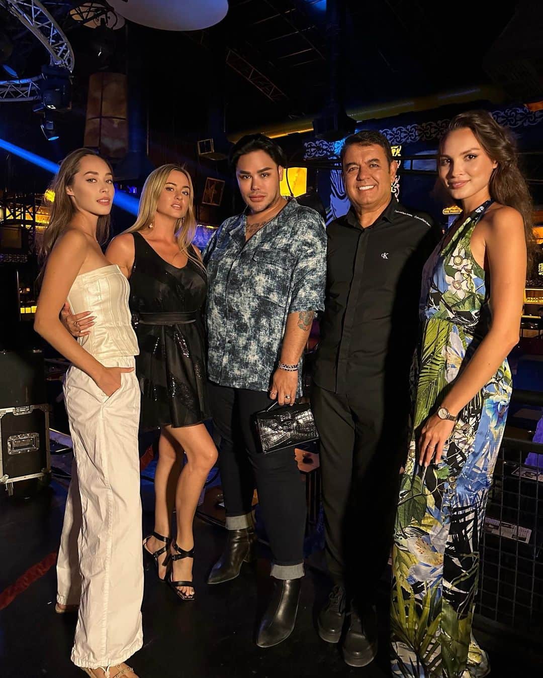 Ivan Gunawanのインスタグラム：「Its  time  to  party  with  aura  angels  at @auraclubkemerofficial」