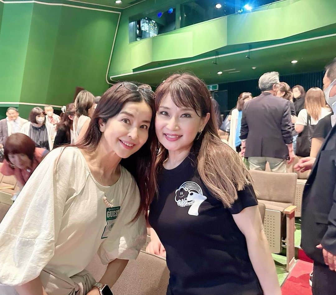 のインスタグラム：「楽しかった〜。泣いたわ〜。  ４０周年イベント  83年組　アイドル  大沢逸美さん、小林千絵さん、松本明子さん、木元裕子さん、徳丸純子さん、森尾由美さんの  「お神７」  七人がデビューしたのが、1983年。  アイドル不作の年と言われたそうです。  82年には、早見優さん、松本伊代さん、シブガキ隊、、、などキラ星の如し。  84年には、小泉今日子さん、中森明菜さんなど、、、またキラキラ  その間の83年は売れなかった〜とご本人たち。  5年前にも「お神７」のイベントがあり、その後コロナ。。。  そして今年がデビュー４０周年のイベントだと。。。  小林千絵さんは私の数少ないお友達。  そして、松本あきこさんもよくしてもらっているし、、、、  ライブに行かせていただきました。  デビュー曲から、売れなかったエピソード。  「あの頃の自分に言ってあげたい」など。。  みなさんトークが上手いので、笑いがドッカン、ドッカン。  みなさんが笑う中で、私、泣いてました。  スターを夢見た少女たちが、大人の事情で競わされて、  昭和の芸能界で、いい子だった人たち。  不安だった心情を思うと、ボロボロ泣いて。。。  隣の友人が「え？なんで？」って顔してました。  彼女たちが夢見た、芸能界の輝くスターにはなれなかったかもしれないけれど、  それぞれ、結婚したり、子育てしたり、介護したり、独身だったり、海外移住したり、、、  さまざまな道を歩んでいます。  みんながほどほどだから、また集まる気持ちになれた。（いい意味で言ってます）  芸能界って特殊で、見えない枠みたいなものがあり、  「売れっ子」を外れてみないと分からない社会があるのです。  売れない、というのは本人には辛いのですが、  その辛さがあるから、他の人の痛みがわかり、優しくなれる。  優しさは、愛です、  神に選ばれる人は、愛がある人。  「お神７」は神に選ばれた人。  特出するより、  みんなで進むことを選んだ、  心優しいアイドルだったのです。  スターは成功者。  お神７は「成幸者」。  一生付き合える人はそう現れるものではありません。  それが、七人も同期というだけで出会える。  そして４０周年を集まってイベントするって、、、  風の時代的。  しかも、満員御礼って、  「神ってます！」  人生って帳尻が合うようにできていると言いますが、  「お神７」の姿を見ていると、  そんな気がします。  今、人生が思い通りに行っていない、  と思っている方もいらっしゃると思います。  その足りないと思っている事が、  人生の大切な宝を作っているかもしれません。  小林千絵さんの歌を聴きながら  「上手いなー」と。  アイドルって雰囲気だして、  十八歳に戻るのです。  心眼でプロジェクションマッピング見てるみたい。  とっても綺麗で輝いていました。  元気で素敵な七人（徳丸さんはビデオ出演）を見て  私も、嬉しくなりました。  同じ時代、業界にいたこと。  彼女たちはスターだった。（私にはそう見えた）  これからもっと活躍しそうなパワーを感じました。  人生、無駄は一つとしてない。  人間関係が本当の財産。  年齢を重ねたアイドルの底力を感じた４０周年ライブでした。  デビューがはっきり分かる、歌手ってうらやましい。  私、バイトから入っているから、  いつがデビューかわからないの。  アイドルって、いくつになってもアイドルなんだね、  40年アイドル、おめでとう！！  ＃花の83年アイドル＃お神７＃博品館  曲は、行った人だけわかる、松田聖子さんのものです。  みんな違って、みんないい！ 素敵でした。」