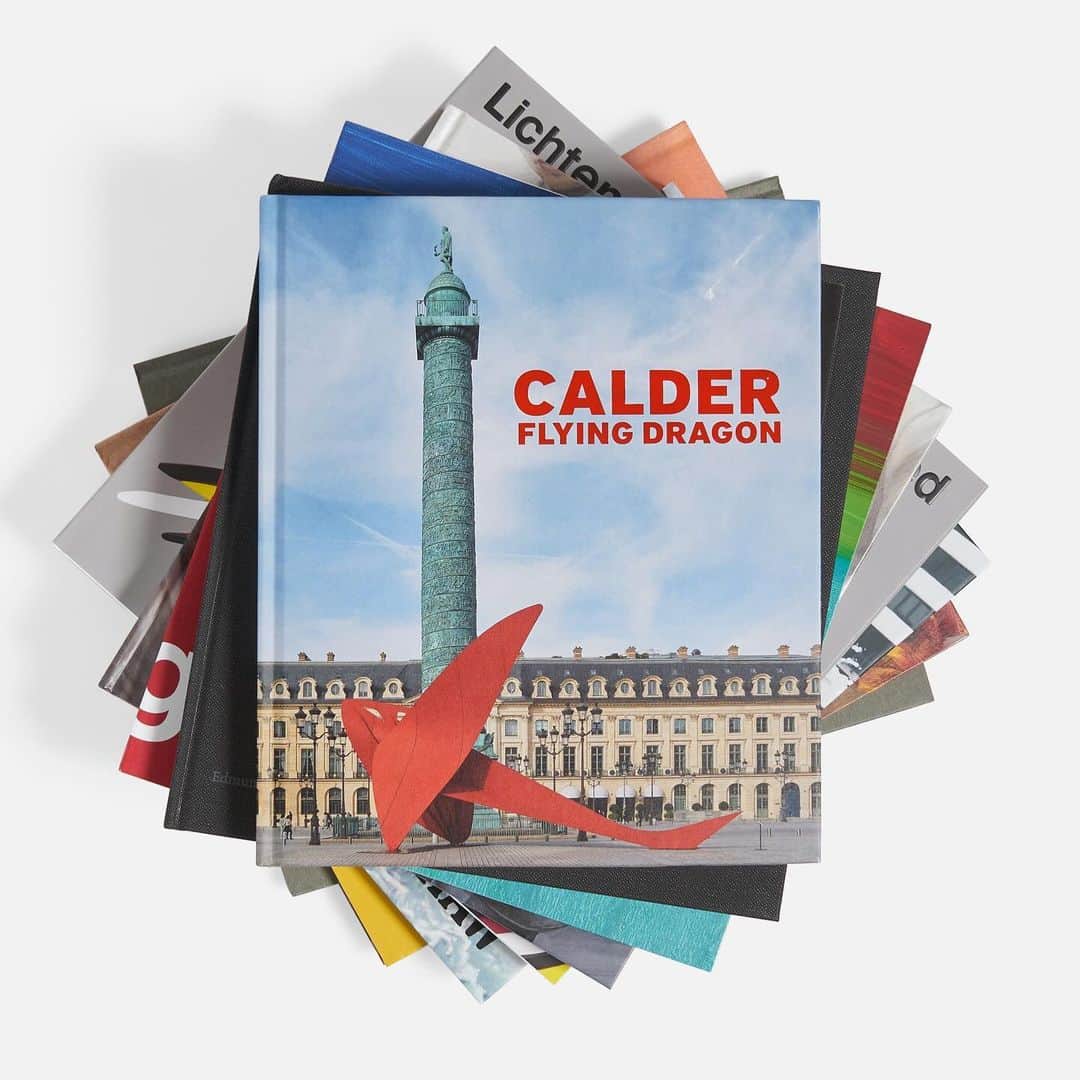 のインスタグラム：「We're offering 15% off new arrivals online at Gagosian Shop! Use code SAVE15NEW2023 to save on recently published books and posters through October 15.  Our new titles include "Calder: Flying Dragon," which was published on the occasion of the public installation of Alexander Calder’s "Flying Dragon" (1975) at Place Vendôme in Paris in 2021, as well as exhibition catalogues for the gallery’s current exhibitions, "Lichtenstein Remembered," "Tetsuya Ishida: My Anxious Self," and "to light, and then return—: Edmund de Waal and Sally Mann."  New posters featuring artwork by Derrick Adams (@derrickadamsny), Ashley Bickerton, and Sabine Moritz (@sabine_moritz_r) are also available. Follow the link in our bio to shop now. __________ #Gagosian #GagosianShop」
