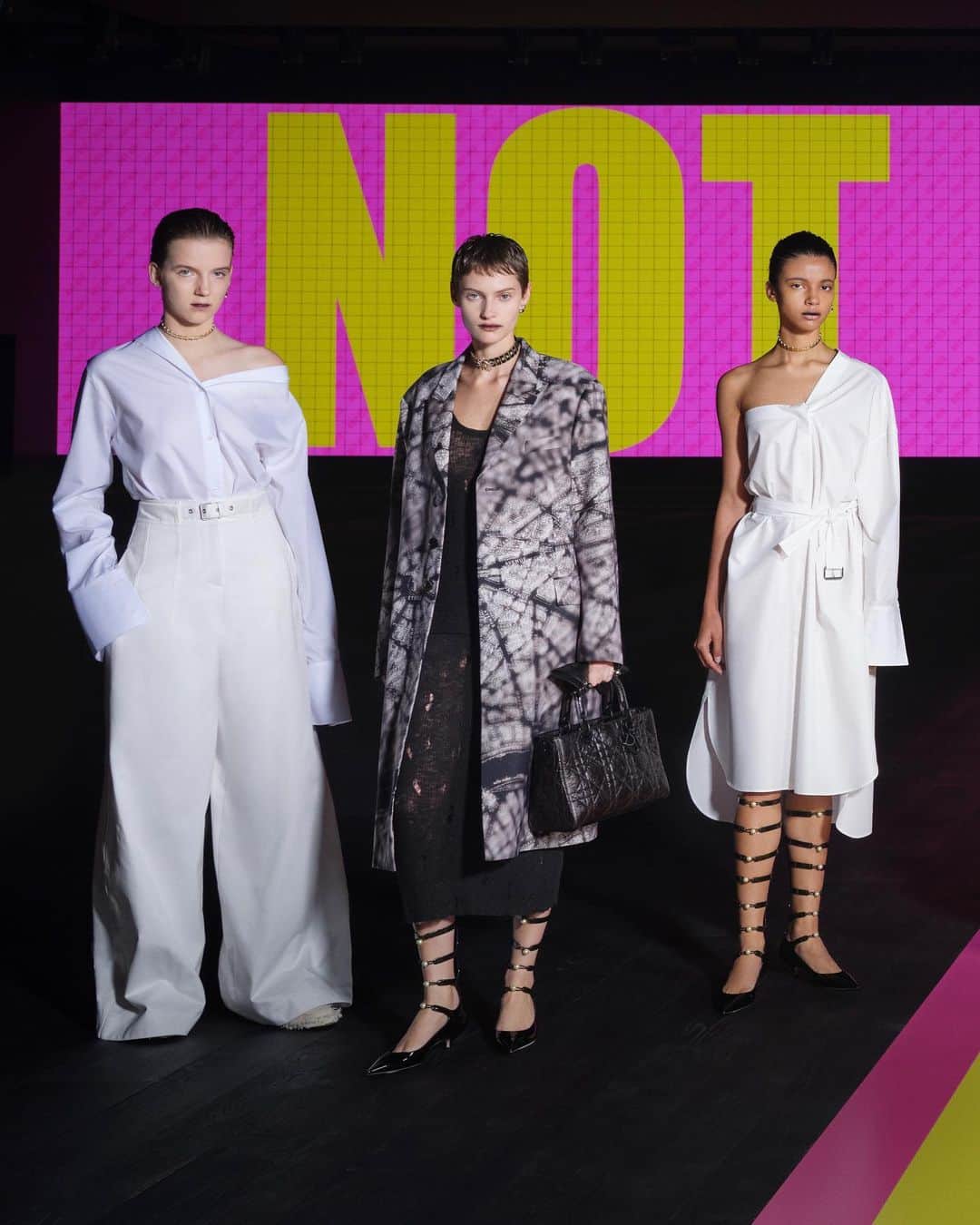 のインスタグラム：「We wrap up our week of #DiorSS24 show coverage with three two-tone looks by @MariaGraziaChiuri, distilling the duality of a collection offering a contemporary wardrobe for women that draws its essence from historical predecessors who rewrote the rules. With an eased up revisiting of the #DiorBarJacket and tailoring in general, an archive-referencing shirt and a digital print of the Eiffel Tower from a @BrigitteNiedermairStudio photo, the enduring image is of a Parisienne who is as modern as she is international. © @LauraSciacovelli Elena Bellantoni, NOT HER, digital installation, 2023」