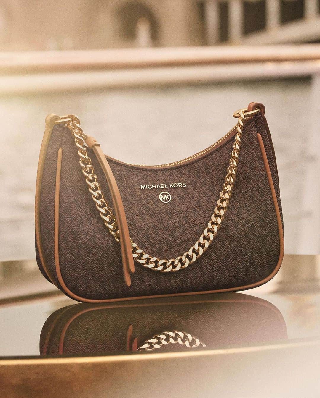 のインスタグラム：「Fall focal point: the Jet Set Charm bag. #MichaelKors  Photographed by @MaximePoiblanc」