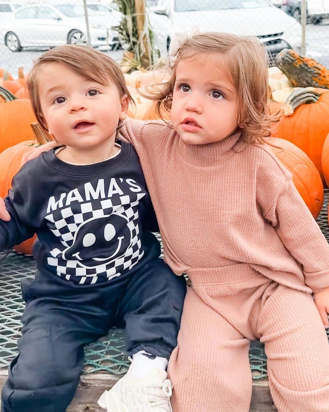 サマンサ・シザーリオのインスタグラム：「Fall cuties 🎃🍂🫶🏼 Whitney loved getting to spend the afternoon with baby Salvatore on his birthday! 🎈」