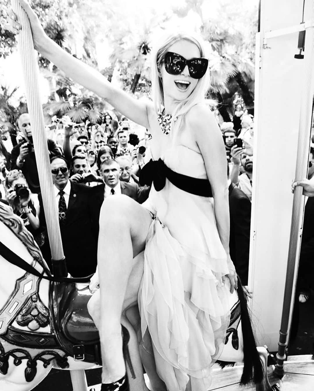 パリス・ヒルトンのインスタグラム：「I can’t help but steal the camera's attention 📸 @EllenVonUnwerth」