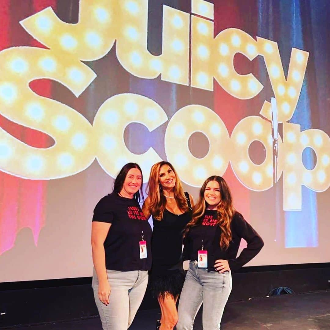 ヘザー・マクドナルドのインスタグラム：「Such a fun live #juicyscoop last night! Tonight #sanfrancisco we are at @palaceoffineartstheatre @chrisfranjola #comedy #standup #standupcomedy #juicyscoopers swipe for more!」