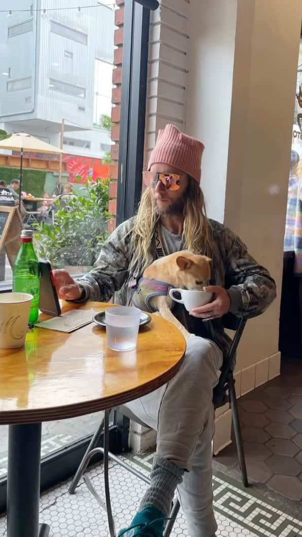 グレッグ・サイプスのインスタグラム：「🕉️🦅🐬💚🍵🙏🐶 Dog bless」