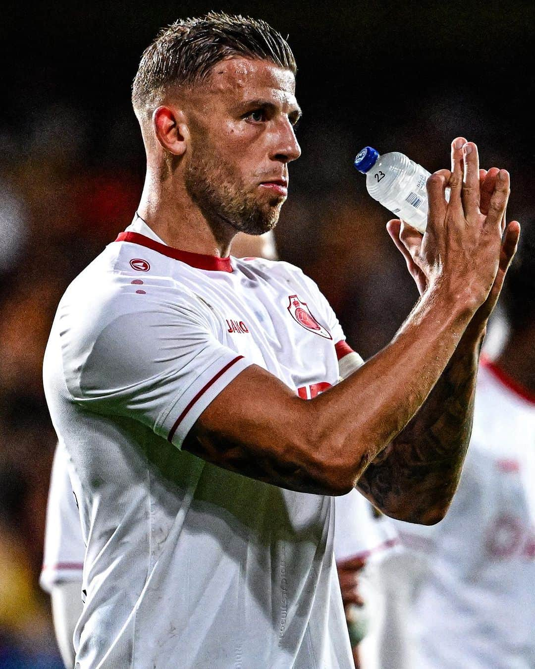 トビー・アルデルヴァイレルトのインスタグラム：「Another clean sheet. Let’s keep working hard. Looking forward to welcoming the Champions League in Antwerp this Wednesday 🔴⚪️」