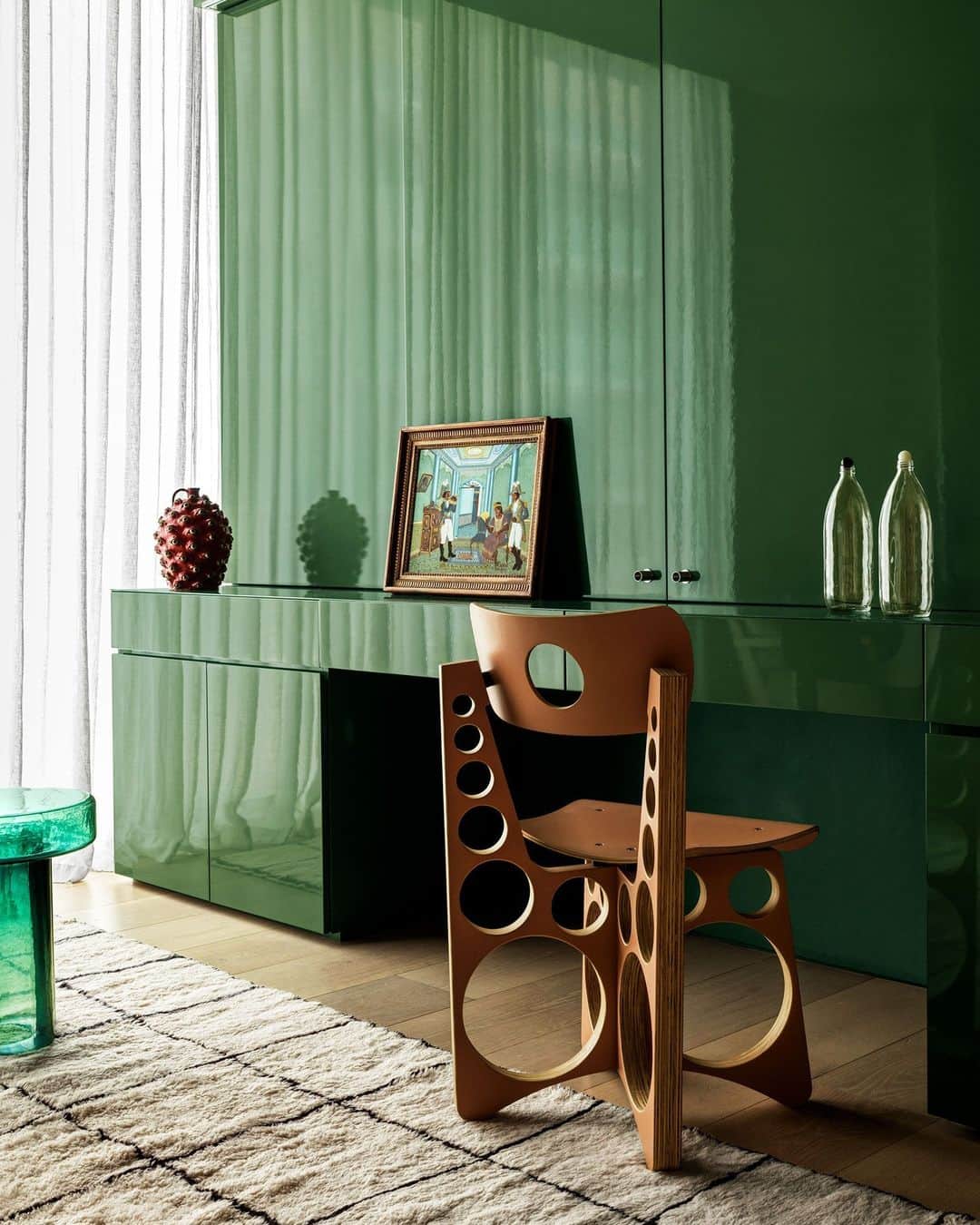 ELLE DECORのインスタグラム：「In this very green office area, the study IS the study break. Tom Healy’s study, doused in moss green from the high-gloss walls to the custom lacquered millwork, is proof that for designers Charlap Hyman and Herrero (@ch_herrero), there’s power in monochrome moments. “Using one color or material everywhere sublimates forms, blurring the edges of a room and the pieces of furniture within it,” explains firm cofounder Adam Charlap Hyman. “The effect is something expansive, even infinite.” The soda cocktail table is in Petrol Green, and the Shop chair is by @tomsachs.   Click the link in bio for the full tour of this Miami beach home. Written by @cokhio. Styled by @tessawatson. Photographed by @chrismottalini.」