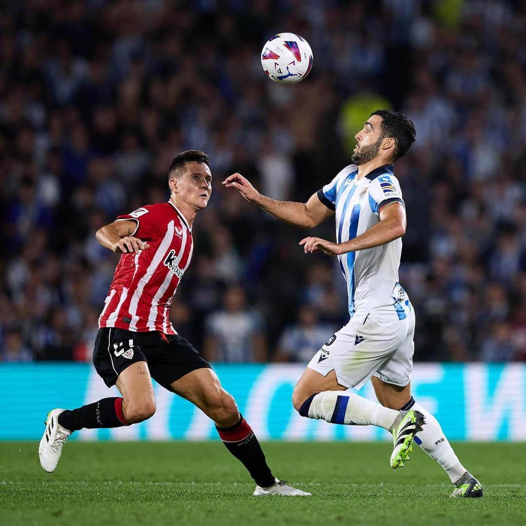 ミケル・メリノのインスタグラム：「El derbi se queda en casa!!! ⚪️🔵 Que bonito competir y ganar en el Reale! Buen partido de todos contra un equipo en gran forma! A seguir trabajando que esto no para. Ya pensando en la @championsleague . ⚽️😍」
