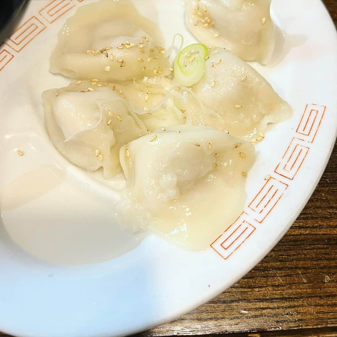 渡辺祐のインスタグラム：「新宿 西口「光来」 #水餃子 #ワンタン麺 #ちゅるちゅるしたものが好き #昼中瓶」