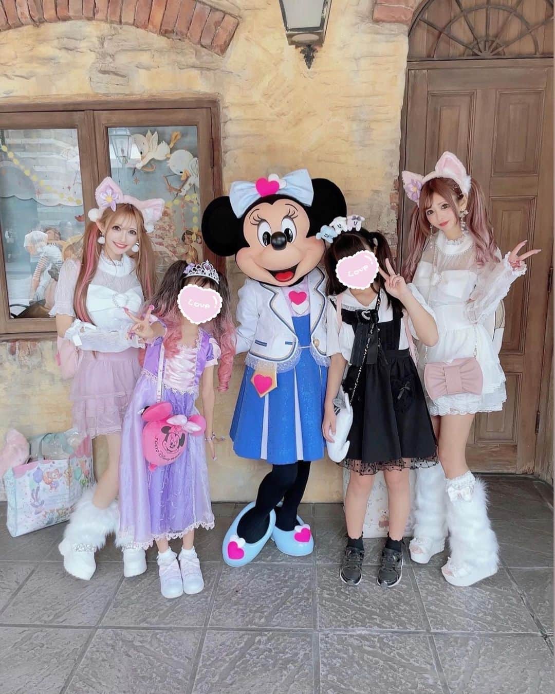 のインスタグラム：「りりかちゃん親子と〜🫶 恒例のディズニーデート🎀🐰🎀  先にパークインしてた りりかちゃん親子が 並んでてくれてミニーちゃんに 会えたの〜🥹💕はぴはぴ💓  いつもありがとう〜🙌💖 だいしゅきっ(ᐡ⸝⸝o̴̶̷̤ ﻌ o̴̶̷̤⸝⸝ᐡ)  #ディズニー  #ディズニーコーデ  #ディズニーシー  #ミニーマウス  #ミニーちゃん」