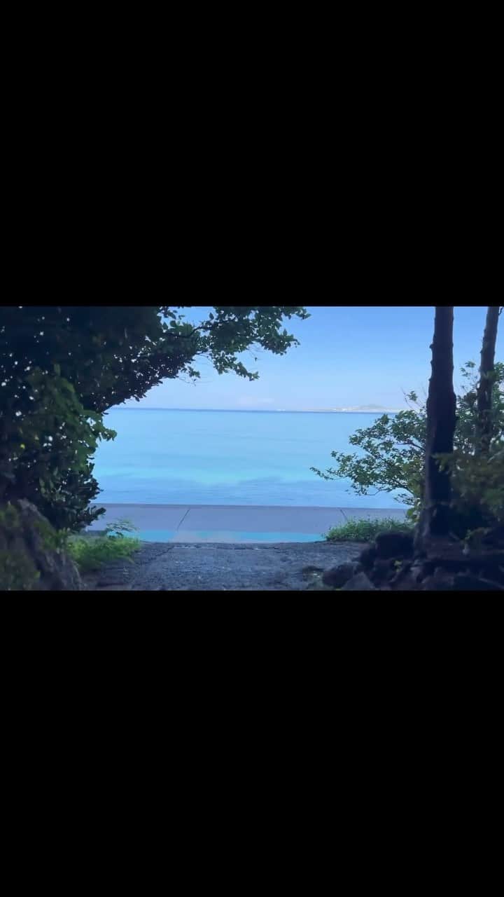 高松いくのインスタグラム：「早朝散歩🚶‍♀️  沖縄雨予報でも 備瀬だけ降ってなかったりする☔️☀️  夜中は降っても、 朝はこんな感じ🥺✨  フクギ並木の抜け道抜け道は トトロの世界の様に ここに抜けるのか！！！ っと、突然に美しい景色に出逢う😍  #ジブリ の世界 #一期一会  毎日 #海 の色が🩵違う #沖縄観光 #観光 #観光スポット #パワースポット  #沖縄旅行 #観光研究会 #旅行業務取扱管理者を勉強している人と繋がりたい #総合旅行業務取扱管理者 #勉強 中 #観光ガイド #ツアー #リトリート #retreat #sea #trip」