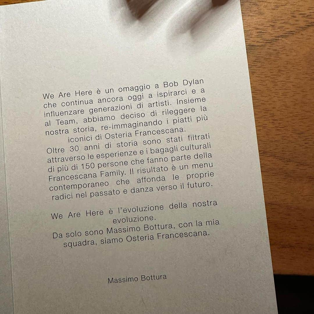 クラウディオ・マルキジオのインスタグラム：「WE ARE HERE Evoluzione della nostra evoluzione 🤤 Una sera a Modena tra arte culinaria, vicoli e persone. 🇮🇹❤️ @massimobottura e il tuo TEAM 💥 #modena #dinnerinspiration #italy #foodporn #quality #experience #osteriafrancescana」