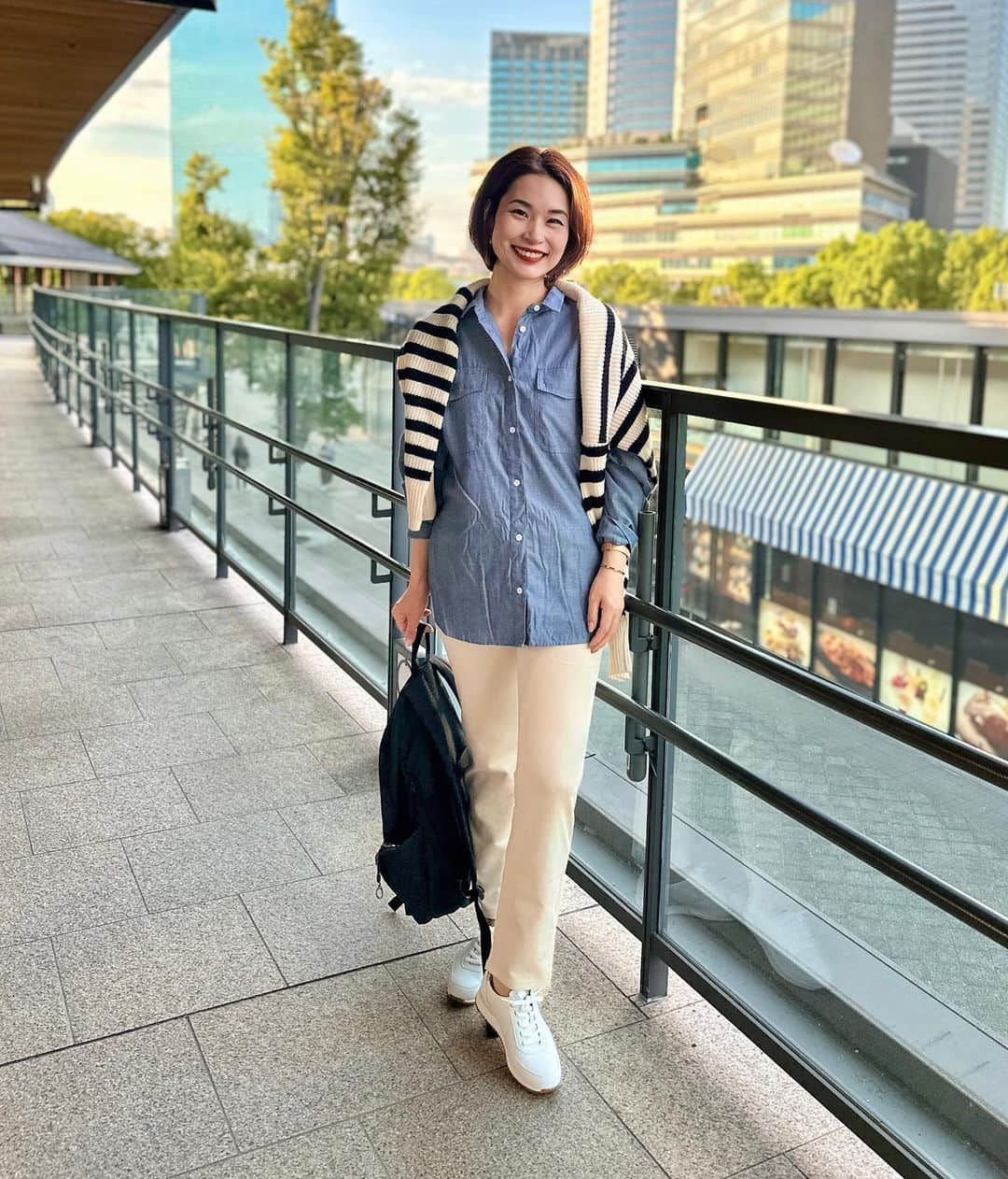 三佐和あやのインスタグラム：「今日から10月✨ 秋コーデに 新調した スニーカー👟   見た目と 軽さ こだわりの クッションが、気に入ってる！ すごく 楽で 足がどんどん前に 進むのよ〜！  一般的な ラバー底スニーカーの  半分ちょっとくらいの 軽さなのよ  素材は、リッチな雰囲気の レザー、 大人可愛くて、爽やかでしょ☺️  涼しくなってきて、お出かけも多くなるし🍂 これから、楽しみだな〜✨  ☑︎ ブランド紹介  　AKAISHIは、外反母趾など 様々な足の悩みを持つ方が、  歩くことで足の健康を  とりもどす靴を研究開発している ブランドです。  　数千人の足裏の形から導き出された AKAISHIオリジナルのインソールは履いた瞬間、 　足裏に吸いつくようにフィットします。  　→公式通販サイト：「AKAISHI　靴」で検索  @akaishi.official   #AKAISHI #AKAISHI公式通販 #アカイシ #ArchFitter #アーチフィッター #新商品 #外反母趾 #足底筋膜炎 #足が痛い #スニーカー #ウォーキングシューズ #レースアップシューズ #シューズ #pr」