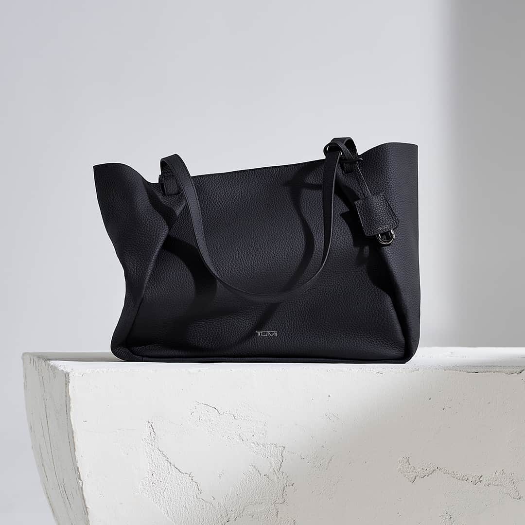 のインスタグラム：「She is refined yet relaxed, effortless and elegant. She is the moment. The Valorie tote embodies laid-back luxury and classic beauty of Georgica.  #TUMIGeorgica」