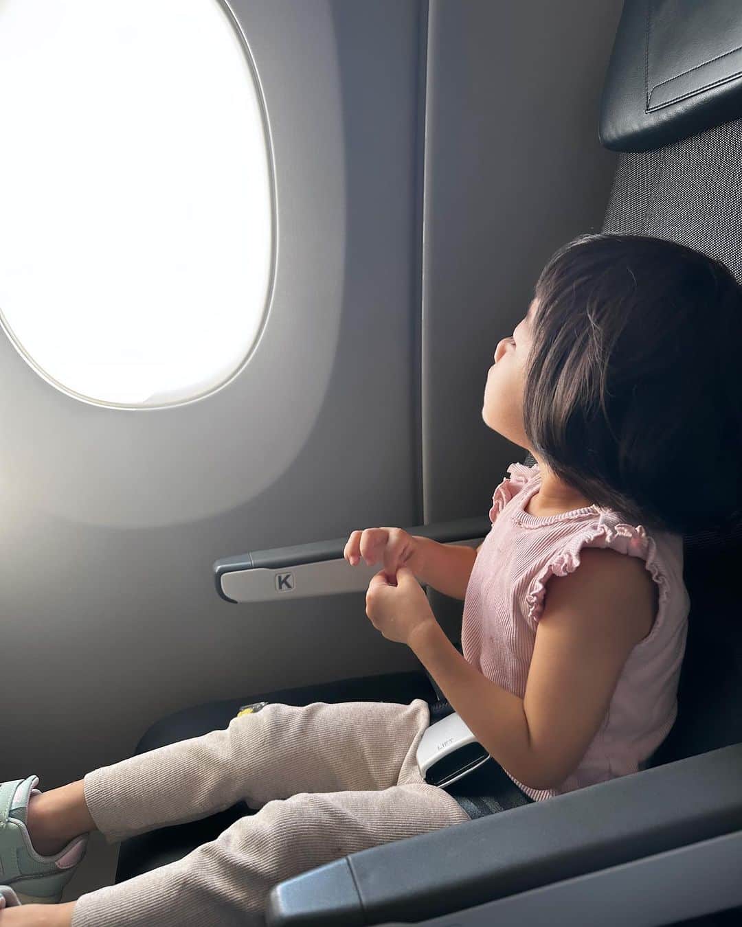 安堂サオリさんのインスタグラム写真 - (安堂サオリInstagram)「3歳になったので、 飛行機は1人席。  #3歳 #3歳女子 #3歳女の子 #3歳飛行機 #親子旅」10月1日 7時27分 - saorian