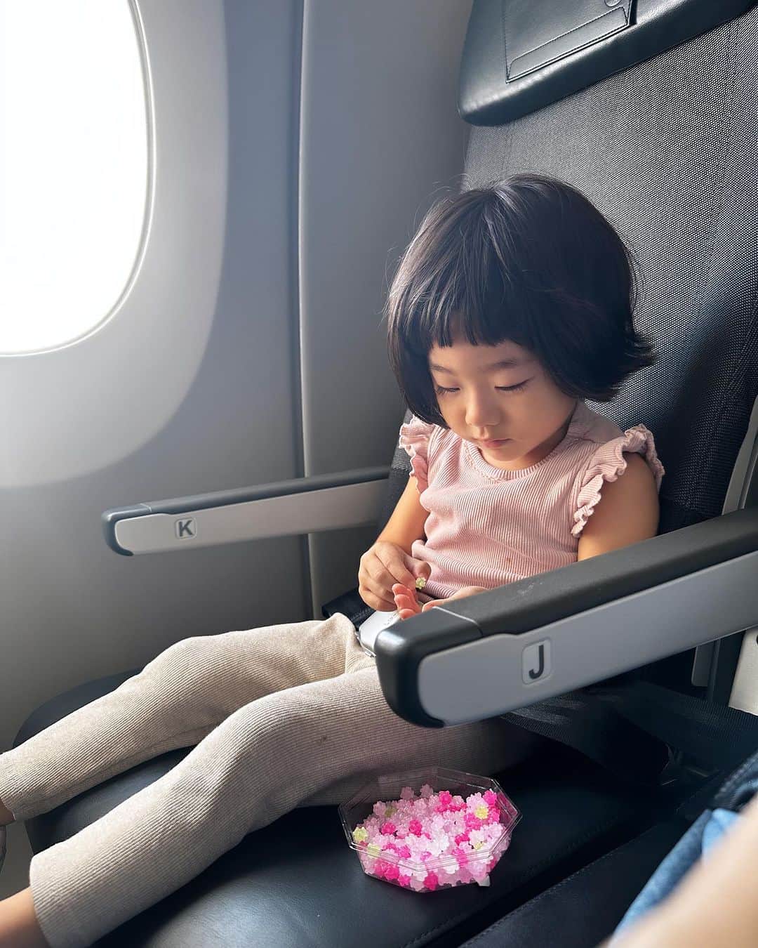 安堂サオリさんのインスタグラム写真 - (安堂サオリInstagram)「3歳になったので、 飛行機は1人席。  #3歳 #3歳女子 #3歳女の子 #3歳飛行機 #親子旅」10月1日 7時27分 - saorian