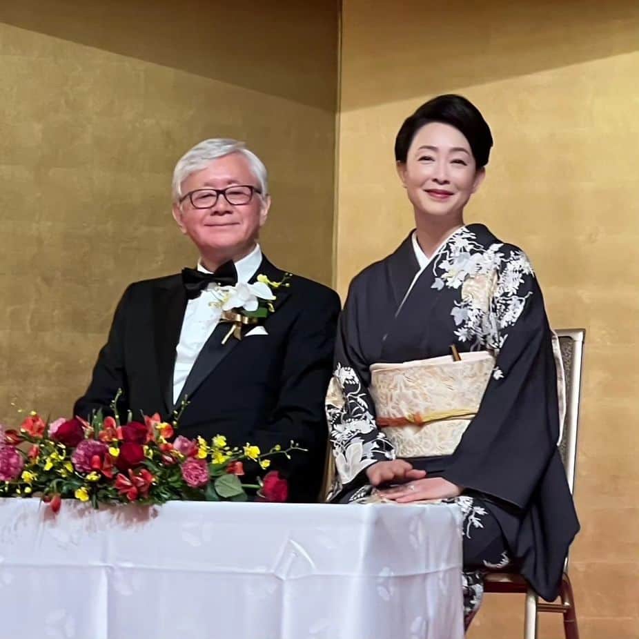 のインスタグラム：「おはようございます！  昨晩は夫の退任式があり沢山の方々が会に足を運んでくださいました。心よりお礼申し上げます。  夫は病院の院長の職にありましたので、これまで顔は公表しておりませんでした。 これからも医療現場には携わっていきますが重い責任ある立場からは退きますので写真を載せさせていただきます。  今後ともどうぞ宜しくお願い致します。m(_ _)m」